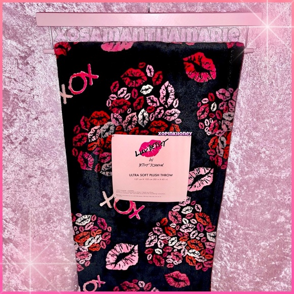 Betsey Johnson Smooch Blanket 💋